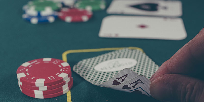 Pokern lernen: Als Einsteiger helfen erfahrene Spieler und das Üben